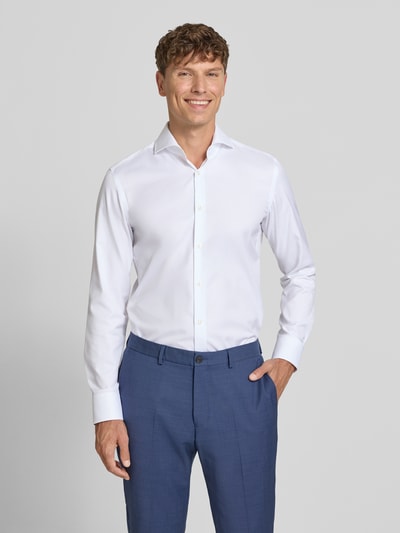 Männermodel trägt weißes Slim-Fit Businesshemd aus reiner Baumwolle Modell 'H-HANK-SP-B1' von BOSS, Ganzkörperansicht von vorne, Herren Businesshemd.