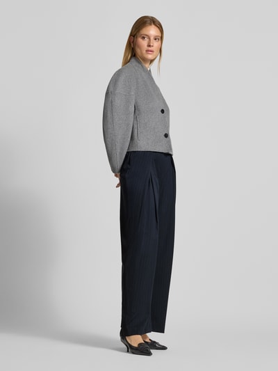 Vrouwenmodel draagt stoffen broek Fließende Hose met wijde pijp van Style Icon Collection, elastische materiaalmix met viscose, relaxed fit, Stolpplooi, Steekzakken, Bandwijdte maat 36: 36 cm, Binnenbeenlengte maat 36: 78 cm, Ganzkörperansicht van voren.