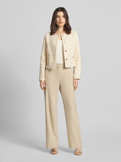 Frauenmodel trägt Regular Fit Blazer in Bouclé-Optik von Christian Berg Woman Selection, Baumwoll-Mix, cremefarben, Ganzkörperansicht von vorne. Rückenlänge 50 cm, Brustweite 48 cm, Ärmellänge 64 cm, Rundhalsausschnitt, Aufgesetzte Taschen, durchgängige Knopfleiste.