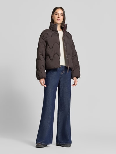 Frauenmodel trägt kurtka pikowana Loose Fit Steppjacke mit Stójka von Jake*s Casual, jednokolorowy, długi rękaw, zamek błyskawiczny, wpuszczane kieszenie, elastyczne zakończenie rękawów i tunel u dołu, oversize ramiona, Ganzkörperansicht von vorne