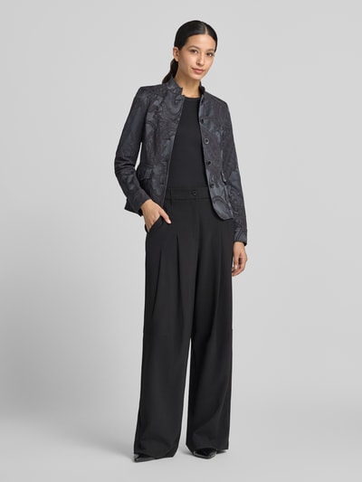 Frauenmodel trägt Slim Fit Blazer aus Baumwoll-Mix von White Label, dunkle Töne, Strukturmuster, Knopfleiste, Stehkragen, Ganzkörperansicht von vorne, Elastischer Baumwoll-Mix, mit Pattentaschen, Rückenlänge 57 cm, Brustweite 39 cm, Ärmellänge 62 cm.