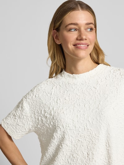 Vrouwenmodel draagt Relaxed Fit T-Shirt uit viscosemix model 'Keena' van Someday, structuurpatroon, ronde hals, detailopname bovenlichaam.