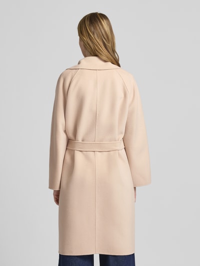 Frauenmodel trägt Regular Fit Wollmantel aus Schurwoll-Mix Modell 'CIVADA' von Weekend Max Mara, unifarben, Rückansicht Ganzkörperansicht.