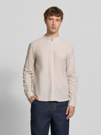 Męski model nosi Regular Fit Freizeithemd aus reiner Baumwolle Modell 'DARIS' od Blend, jasny odcień, stójka, guzik, krój regular fit, widok z przodu, zdjęcie całej sylwetki. Długość tyłu w rozmiarze M: 76 cm, szerokość ramion w rozmiarze M: 46 cm, długość rękawa w rozmiarze M: 66 cm.