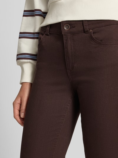 Frauenmodel trägt Bootcut-Jeans aus Baumwoll-Mix Modell 'BLUSH' von ONLY, Damen Bootcut-Jeans von ONLY, Nahaufnahme Oberkörper