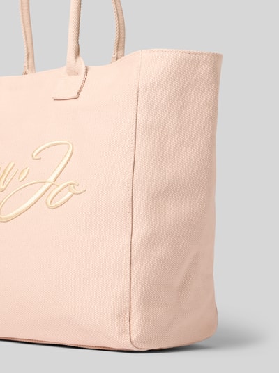 Productfoto, shopper met labelstitching model 'PLENTIA' van Liu Jo White in lichtroze puur katoen, hoofdvak met ritssluiting, draagband, breedte maat 1: 36 cm, lengte maat 1: 33 cm, diepte maat 1: 17 cm, bandlengte schouderband maat 1: 60 cm