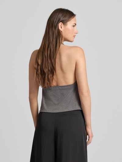 Frauenmodel trägt Blusentop mit Viskose-Anteil Modell 'SPARKLE' von Mango, grau, Strasssteinbesatz, ärmellos, Rückansicht Ganzkörperansicht.