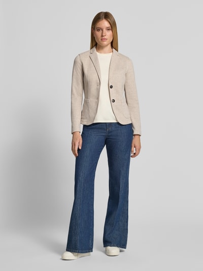 Frauenmodel trägt Regular Fit Jacke mit Viskose-Woll-Anteil von White Label in Beige mit Reverskragen und 2-Knopfleiste, Ganzkörperansicht von vorne.