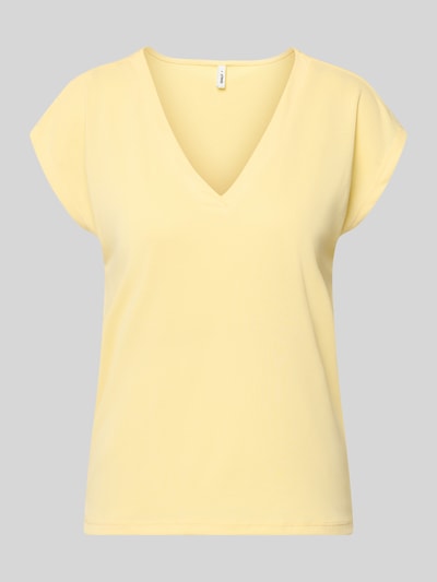 Produktfoto, Loose Fit T-Shirt aus Modal-Mix Modell 'FREE' von Only, Optik: Unifarben, Passform: Loose Fit, V-Ausschnitt, Kurzarm, Material: Modal-Mix, hellgelb, glatte Oberfläche, weiche Textur.