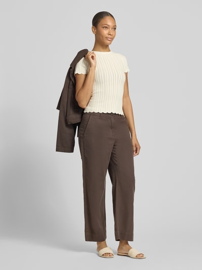 Frauenmodel trägt Slim Fit Strickpullover aus Viskose-Mix Modell 'FICE' von BOSS Orange in Strickoptik, Struktur, Rundhals, Kurzarm, Materialverarbeitung: Strick, Farbe Creme, Ganzkörperansicht von vorne.