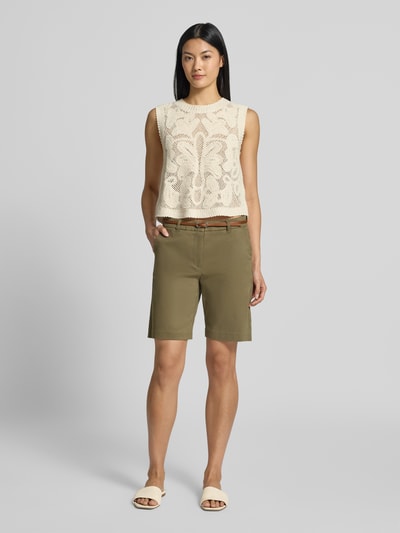 Vrouwenmodel draagt bermudashorts met riem Model 'Days' van b.young, mix van katoen en elastaan, regular fit, geheel vooraanzicht.