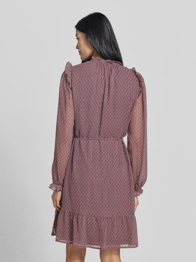 Frauenmodel trägt Knielanges Kleid mit Bindegürtel von Christian Berg Woman Selection, A-Linie, Allover-Look, Rüschen, Ganzkörperansicht Rückansicht.