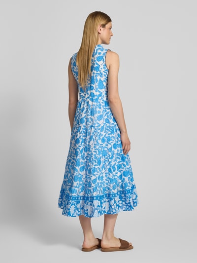 Frauenmodel trägt Midikleid im Allover-Look von MORE & MORE in Blau und Weiß, Reine Baumwolle, A-Linie, Stehkragen, Schnürung, Ganzkörperansicht Rückansicht. Rückenlänge 125 cm, Brustweite 48 cm bei Größe 36.