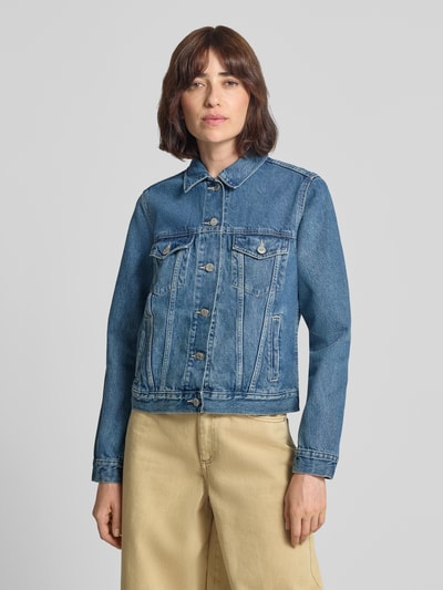 Frauenmodel trägt Jeansjacke mit Brusttaschen von GAP aus reiner Baumwolle in Blau, Umlegekragen, Regular Fit, Ganzkörperansicht von vorne.