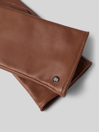 Produktfoto, Handschuhe aus echtem Leder Modell 'Schönefeld' von Roeckl, braunes Leder mit Strukturmuster und Logo-Detail.