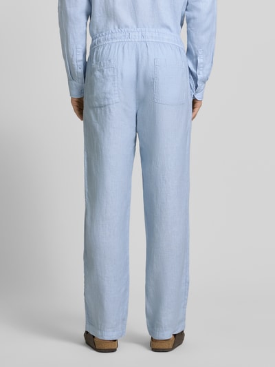 Männermodel trägt Leinenhose mit elastischem Bund von MCNEAL in Hellblau, Reines Leinen, Regular-Fit, Ganzkörperansicht Rückansicht.