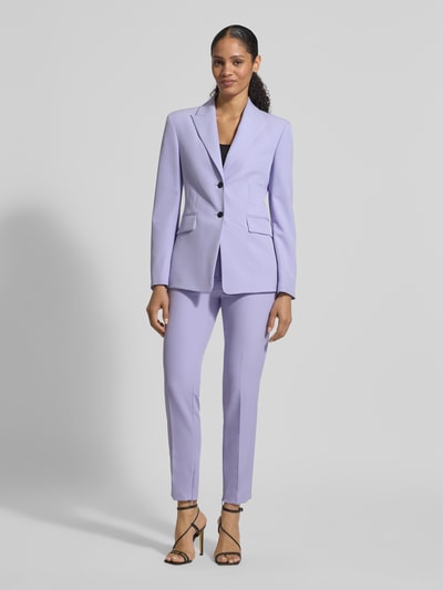 Frauenmodel trägt Slim Fit Longblazer mit Abnähern Modell 'ASMALLA-1' von HUGO, Optik: Unifarben, Pattentaschen, Ganzkörperansicht von vorne.