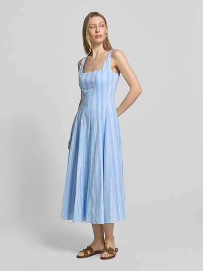 Frauenmodel trägt Midikleid mit Karree-Ausschnitt Modell 'Wells' von Staud aus Baumwoll-Elasthan-Mix mit A-Linie, Ganzkörperansicht von vorne.