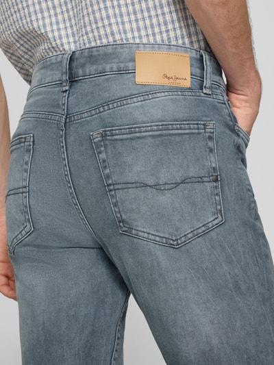 Männermodel trägt Slim Fit Jeans aus Baumwoll-Mix Modell 'HATCH' von Pepe Jeans, grau-blau, sichtbare Nähte, Nahaufnahme Rückansicht, Herren Slim Fit Jeans von Pepe Jeans.
