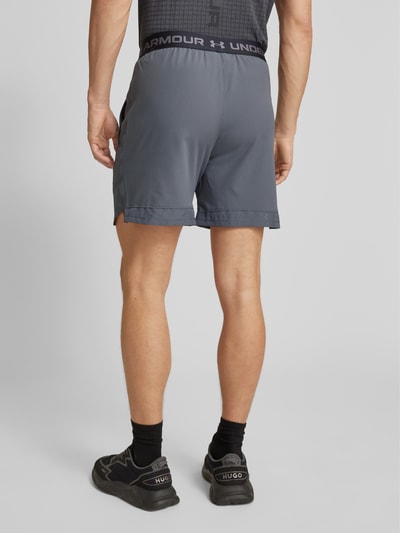 Under Armour Regular Fit Shorts mit Label-Print Anthrazit 5