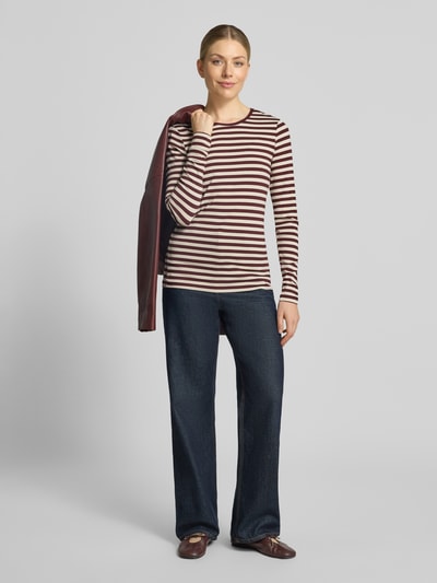 Frauenmodel trägt Skinny Fit Longsleeve aus Viskose-Mix Modell 'Liana' von FREE/QUENT, dunkelrot-weiß gestreift, Damen Longsleeve, Ganzkörperansicht von vorne.