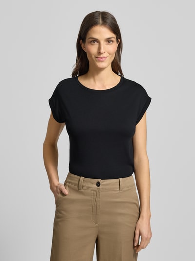 Vrouwenmodel draagt T-shirt met geribde ronde hals, model 'JILAANA' van ARMEDANGELS, effen design, regular fit, Lyocell-katoenmix, vaste mouwomslagen, ruglengte maat S 60 cm, frontale lichaamsopname.