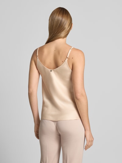 Frauenmodel trägt Top mit V-Ausschnitt und Spaghettiträgern von Rinascimento aus Satin in Beige, Rückenlänge 39 cm, Ganzkörperansicht Rückansicht