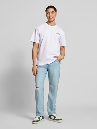 Männermodel trägt Straight Fit Jeans aus reiner Baumwolle von Only & Sons, Optik: Unifarben, Used-Look, Ganzkörperansicht von vorne.