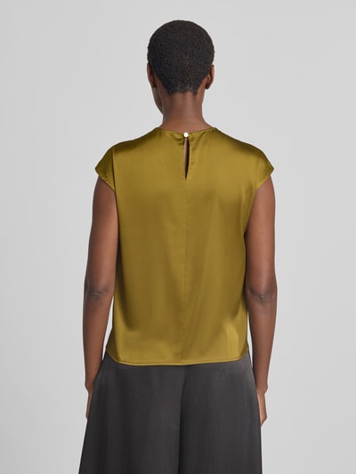 Frauenmodel trägt Regular Fit Bluse aus Satin von zero in Oliv mit Raffungen, elastischer Material-Mix, Ganzkörperansicht Rückansicht.