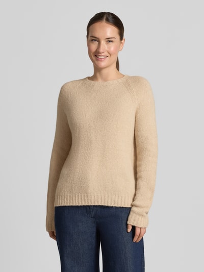 Frauenmodel trägt cremefarbenen Regular Fit Pullover aus Alpaka-Mix Modell 'GHIACCI' von Weekend Max Mara, Ganzkörperansicht von vorne.