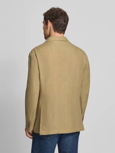 Mannelijk model draagt Regular Fit Anzugsakko aus reinem Leinen van Polo Ralph Lauren in effen kleuren, materiaal gevlamd garen, rompzoom met zijsplitten, logostitching, lange mouw met kissing buttons, reverskraag, 2-knoopsluiting, klapzakken, borstzak, binnenzakken, kleur beige. Ganzkörperaanzicht achterkant.