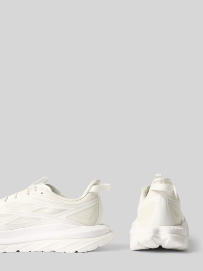 Produktfoto, Sneaker mit Label-Details Modell 'MACH REMASTERED' von HOKA in Weiß, abgerundete Form, profilierte Sohle, strukturierte Oberfläche