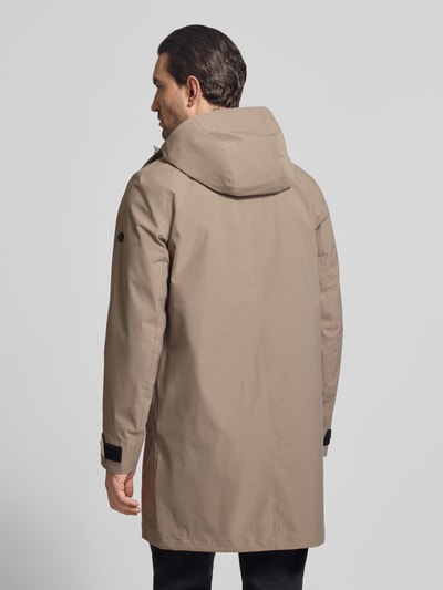 Męski model nosi beżową Parka mit Ärmelriegeln Modell 'GEORGE' von Didriksons, kaptur, krój regular fit, długość tyłu 94 cm, szerokość ramion 45 cm, szerokość w rozmiarze M 55 cm, długość rękawów 67 cm, całkowity widok z tyłu.