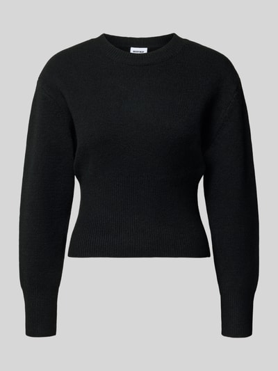Produktfoto, czarny sweter z dzianiny z okrągłym dekoltem NOISY MAY Strickpullover mit Rundhalsausschnitt Modell 'SLOAN', krój regular fit, mieszanka materiałów z dodatkiem wełny, długość tyłu w rozmiarze S: 48 cm, długość rękawów: 58 cm