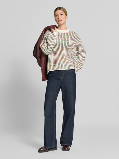 Frauenmodel trägt Strickpullover mit Rundhalsausschnitt Modell 'ANILA' von ICHI, Baumwoll-Mix, Grobstrick, Ganzkörperansicht von vorne.