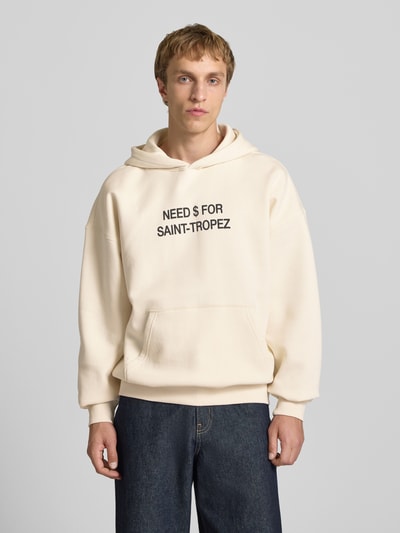 Männermodel trägt Oversized Hoodie aus Baumwoll-Mix Modell 'LEROY' von Only & Sons, unifarben, Statement Print, Sweatstoff, Ganzkörperansicht von vorne.