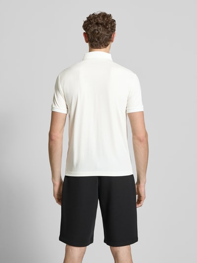 Männermodel trägt Slim Fit Poloshirt aus Viskose-Mix von EA7 Emporio Armani in Weiß mit Logo-Detail, Ganzkörperansicht Rückansicht.