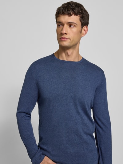 Männermodel trägt Strickpullover mit Rundhalsausschnitt von Christian Berg Men in Blau, reine Baumwolle, Regular Fit, Nahaufnahme Oberkörper.