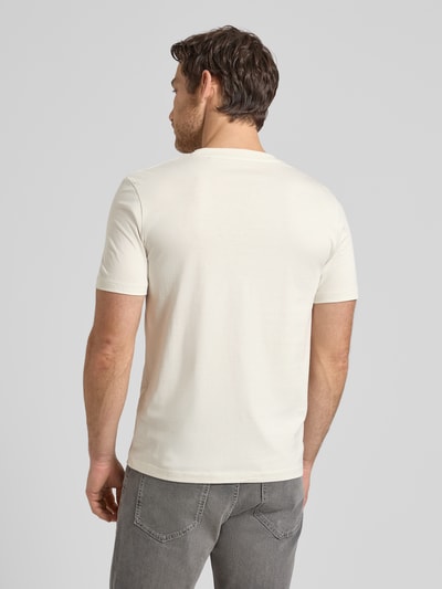 Männermodel trägt Regular Fit T-Shirt aus reiner Baumwolle von Tom Tailor Denim in Unifarbe, kurzarm, Ganzkörperansicht Rückansicht.
