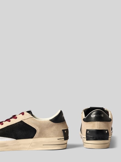 Produktfoto, Sneaker mit Kontrastbesatz Modell 'SK8 DELUXE' von Crime Deluxe in Beige mit schwarzen und weinroten Details, strukturierte Sohle, Label-Details, abgerundete Form, Schnürverschluss, für Herren