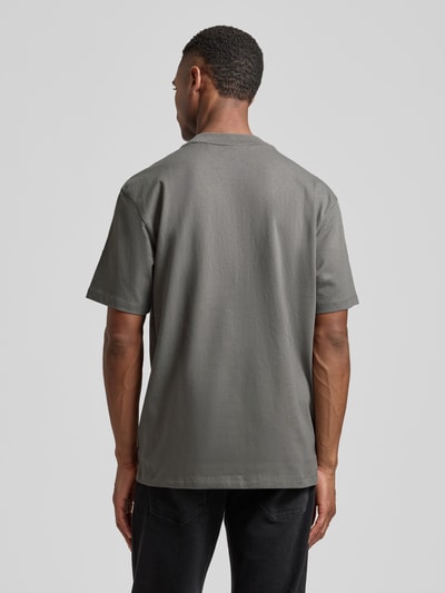 Männermodel trägt Regular Fit T-Shirt aus reiner Baumwolle Modell 'DAPOLINO' von HUGO in Optik: Unifarben, Ganzkörperansicht Rückansicht.