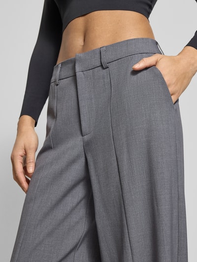 Frauenmodel trägt Regular Fit Hose mit Viskose-Anteil Modell 'ISADORA' von ONLY, Optik: Unifarben, Melange, Nahaufnahme Oberkörper