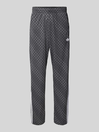 Produktfoto, Trainingshose mit Logo-Muster von adidas Originals, Relaxed Fit, Label-Stitching, elastischer Bund, Innenbeinlänge 77 cm, grau schwarze Farbtöne