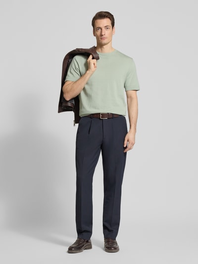 Mannelijk model draagt Regular Fit Strick-Shirt aus Bio-Baumwolle Modell 'TORINO' van Selected Homme, effen kleuren, ronde hals, korte mouw, fijngebreid biologisch katoen, voorkant volledige lichaam aanzicht.