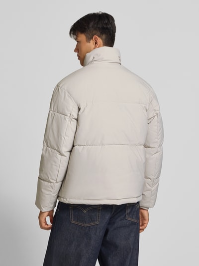 Mannelijk model draagt lichtgrijs Heren gewatteerd jack Model 'SOHO' van JACK & JONES met opstaande kraag, regular fit, ruglengte 70 cm, schouderbreedte 47 cm, borstwijdte 60 cm, mouwlengte 68 cm, Ganzkörperansicht Rückansicht.