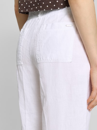 Frauenmodel trägt Straight Fit Leinenhose mit elastischem Bund von Brax, Optik: Unifarben, Material: Leinen, 7/8-Länge, Detailaufnahme Rückansicht.