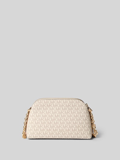 Produktfoto, cremefarbene Handtasche mit Logo-Muster Modell 'FREDDIE' von MICHAEL Michael Kors, goldene Details, strukturierte Oberfläche. Kontext: Damen Handtasche, Reißverschluss, Label-Applikation, Schulterriemen 112 cm, Maße 24x16x9 cm.