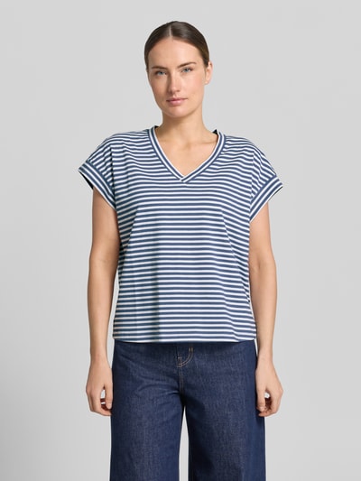 Frauenmodel trägt T-Shirt im Allover-Look mit V-Ausschnitt von Zero, Baumwoll-Elasthan-Mix, Regular-Fit, dezentes Streifenmuster, Ganzkörperansicht von vorne. Rückenlänge bei Größe 36: 56 cm.