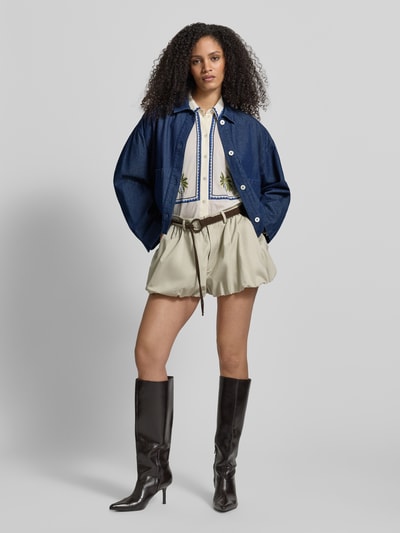 Frauenmodel trägt Relaxed Fit Jeansbluse aus Baumwolle von Jake*s Casual in Denim-Optik mit Motiv-Stitching und aufgesetzten Taschen, Ganzkörperansicht von vorne.