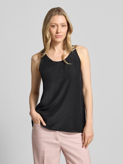Kobiece modelka ma na sobie Blusenshirt mit Rundhalsausschnitt und Label-Detail od Marc Cain, satyna, krój straight fit, okrągły dekolt, detal z logo, długość tyłu w rozmiarze 36: 52 cm, kolor czarny, proste linie, gładka tekstura, widok na całą sylwetkę z przodu.